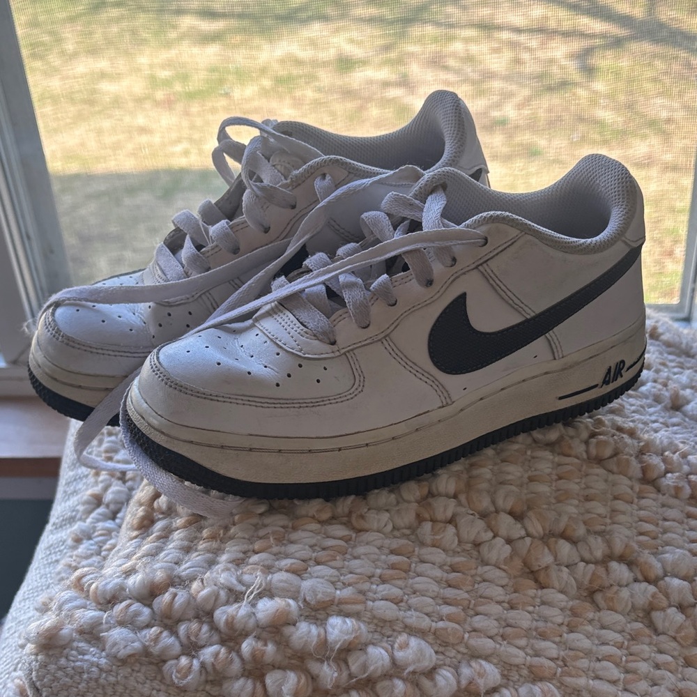 Nike White Low-Top Sneakers with Black Swoosh